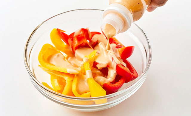 パプリカにドレッシングをかける写真