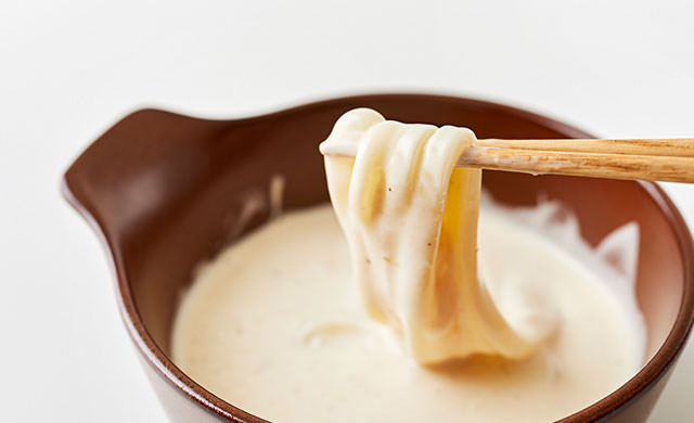 ドレッシングにつけたうどんの写真