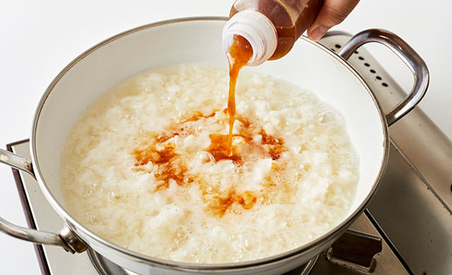 リゾットにドレッシングを加える写真