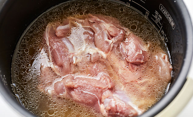 炊飯器にカオマンガイの材料が入っている写真