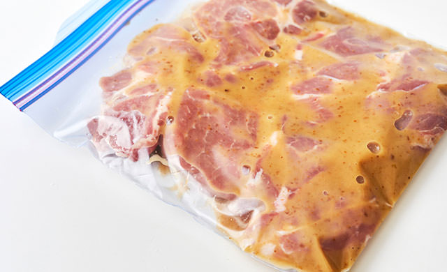 下味冷凍で味が染み込む「豚肉のオニオンソテー」