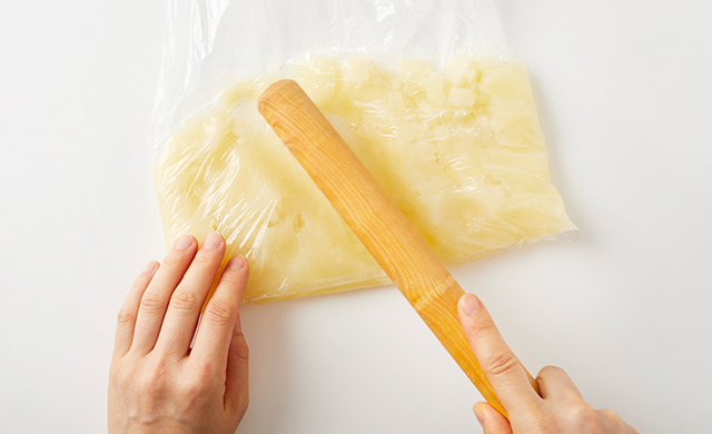 じゃがいもを潰す写真