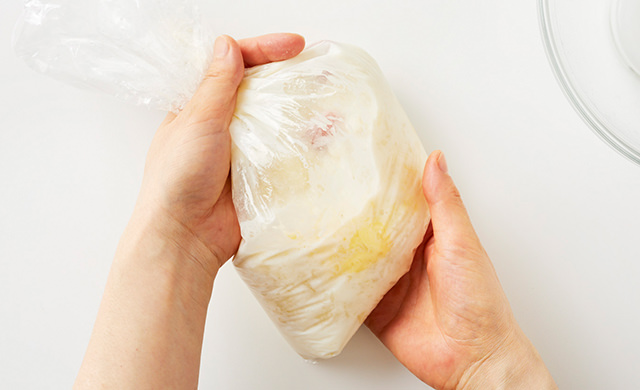 ポリ袋を手でもむ写真