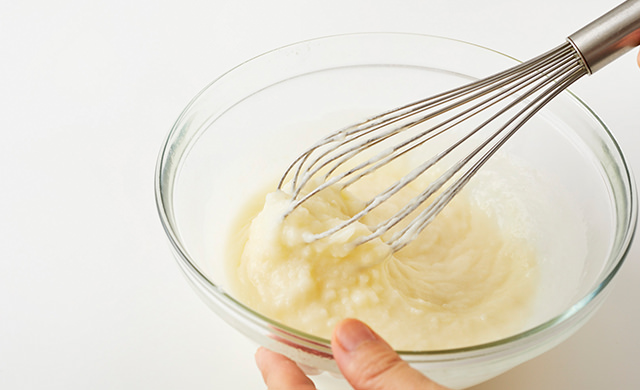 泡立て器で混ぜる写真