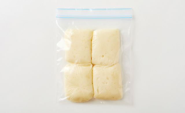 小分けにしたマッシュポテトを保存袋に入れた写真