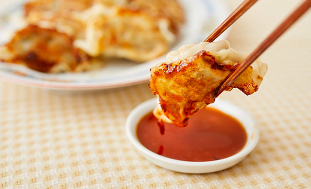 餃子を食べるイメージ写真