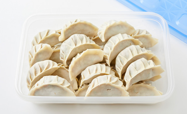餃子が冷凍用保存容器に入っている写真
