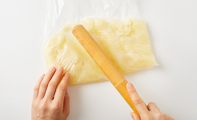 麺棒でじゃがいもを潰す写真①