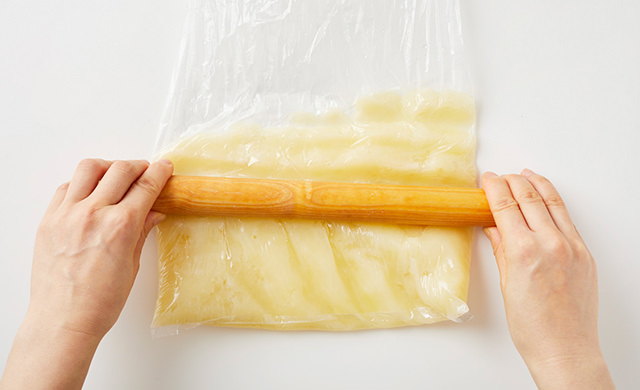 麺棒でじゃがいもを潰す写真②