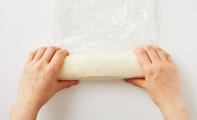 ポリ袋の底を使い生地をまとめる写真