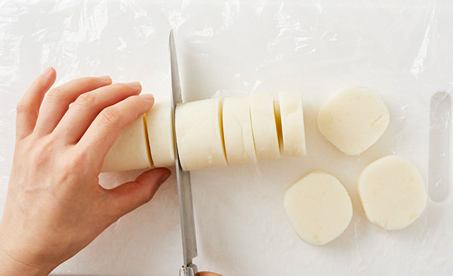 ポリ袋の上で生地を輪切りにする写真