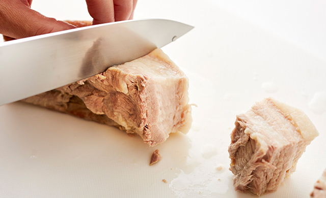 豚肉を切っている写真