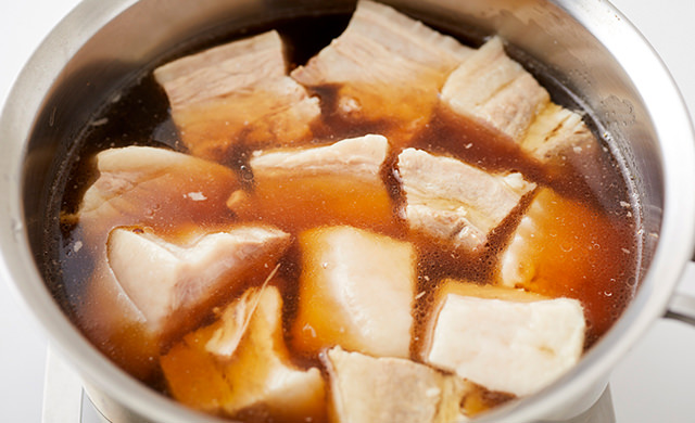 鍋に豚肉と煮汁が入った写真