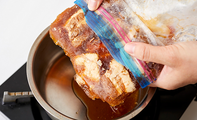 冷凍角煮を鍋に移す写真