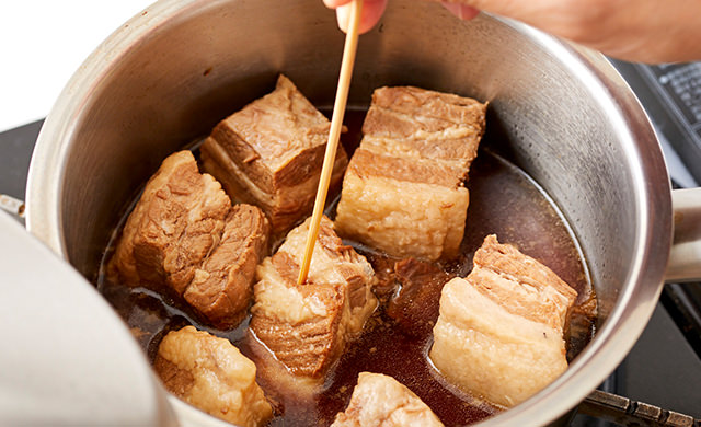 角煮に竹串を刺している写真