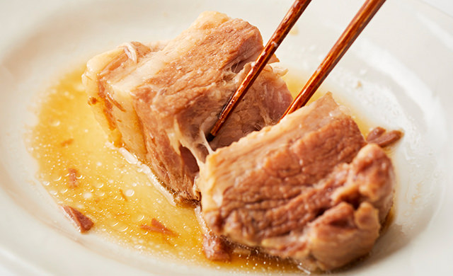 角煮を箸で割っている写真