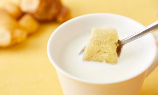 冷凍すりおろし生姜をホットミルクに入れる写真