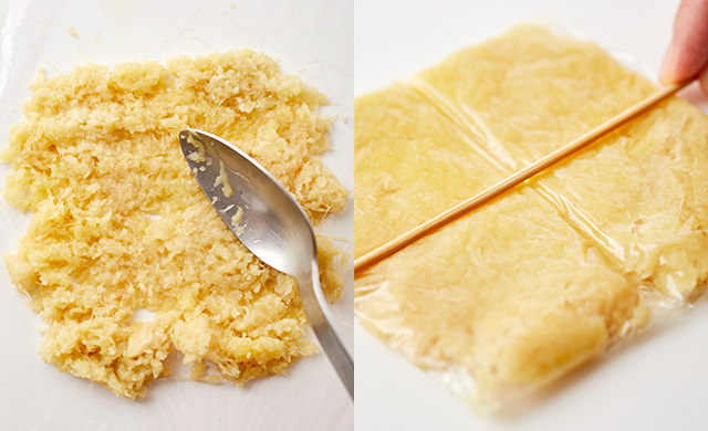 すりおろし生姜を広げる写真、4等分に筋を付ける写真