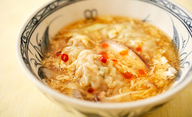 餃子入り酸辣湯の写真