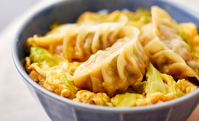 卵とじ餃子丼の写真