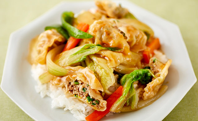 餃子入り中華丼の写真