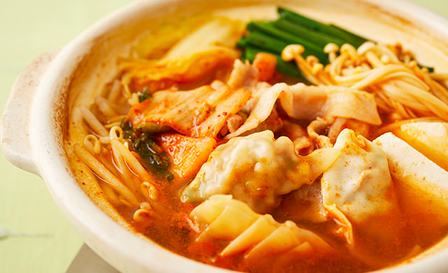 餃子キムチ鍋の写真