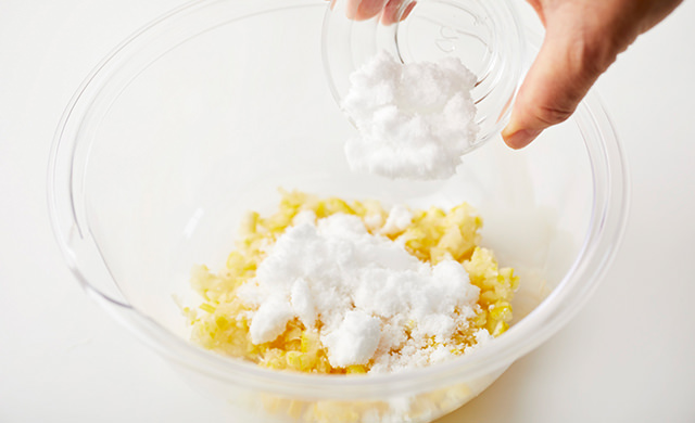 刻んだゆずに砂糖を加えている写真