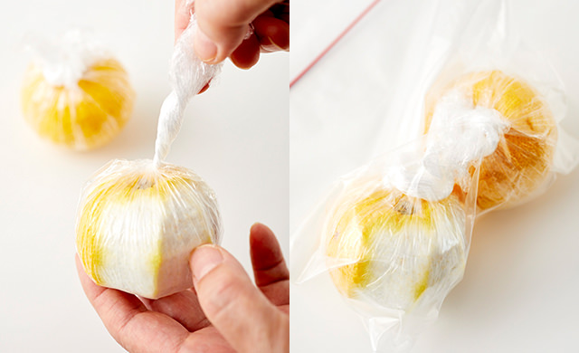 ゆずを茶巾のようにラップで包んでいる写真、茶巾包みのゆずを冷凍用保存袋に入れた写真