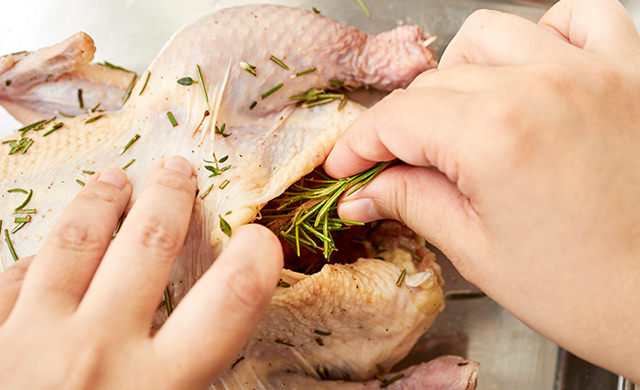 ローズマリーの枝を詰めている写真