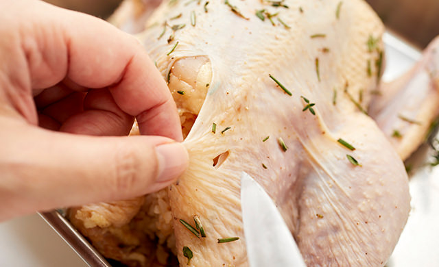 包丁で穴を開けている写真