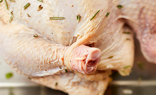 穴に足を入れ終わった写真