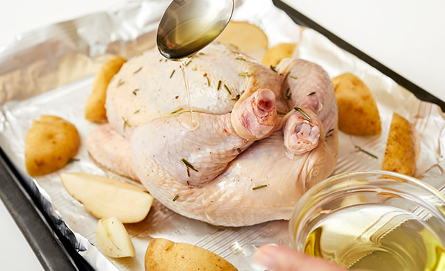 焼く前にオリーブ油をまわしかけている写真