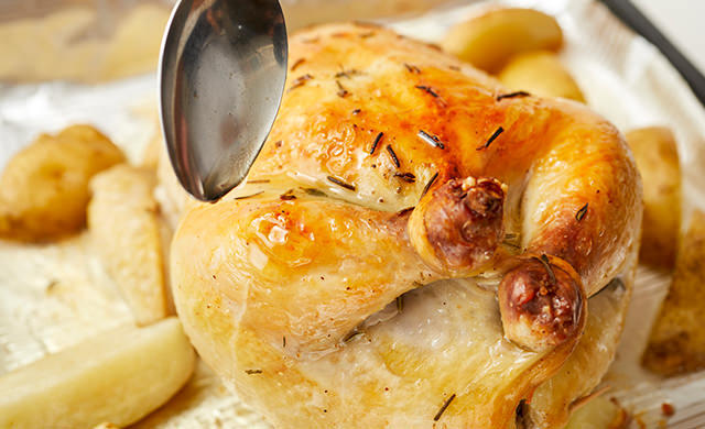 一度取り出して油をまわしかけている写真