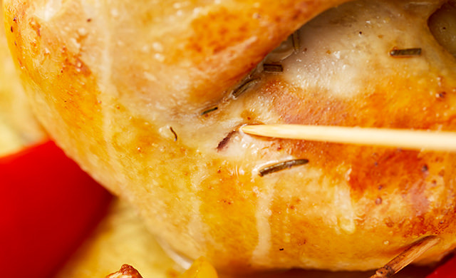 竹串をさしている写真