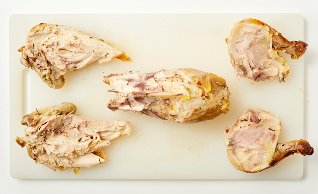 TOP用電子レンジを拭いている写真