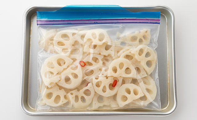 冷凍用保存袋に入った酢れんこんの写真