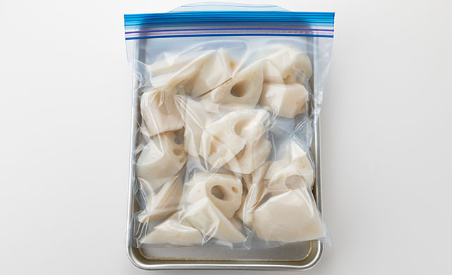 冷凍用保存袋に入った乱切りれんこんの写真