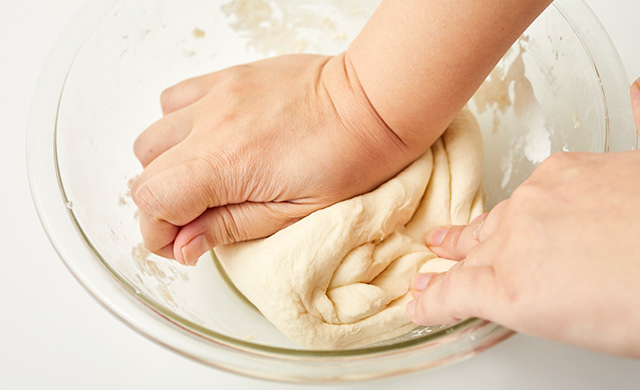 力を入れてこねている写真