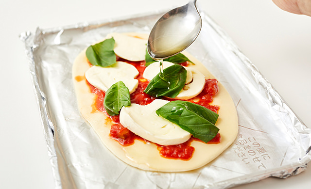 オリーブオイルをかけている写真