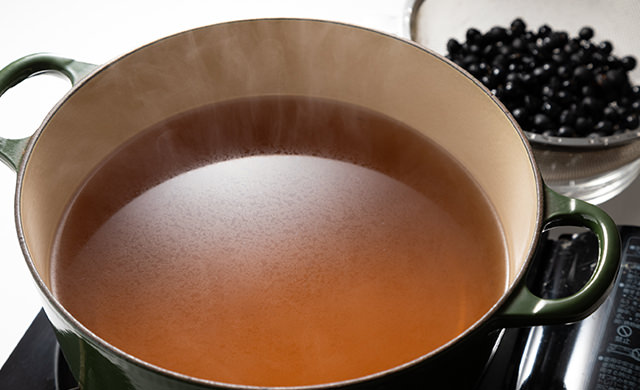 湯に調味料を加えた写真