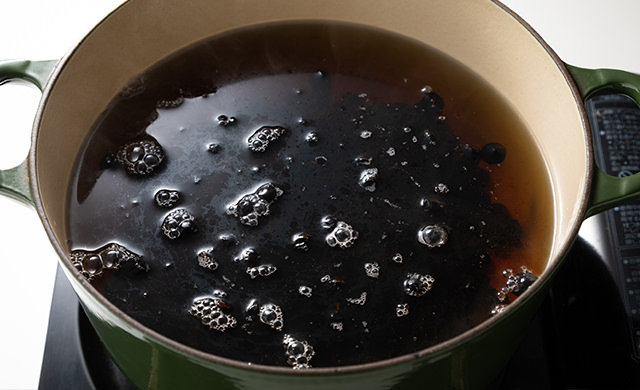 調味液に黒豆を加えた写真