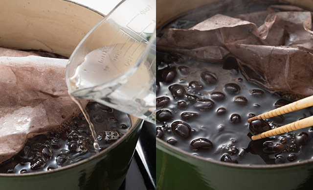 水を足している写真、黒豆の煮上がりの写真
