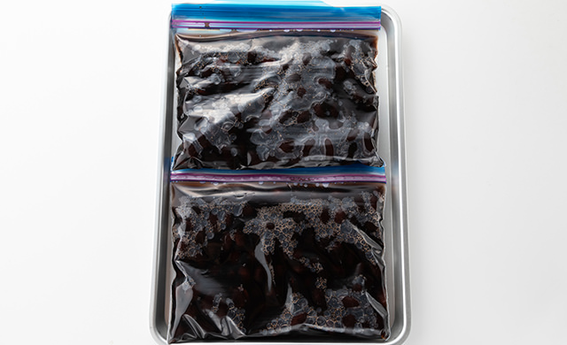 冷凍用保存袋に入った黒豆の写真