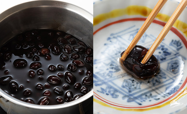 冷凍黒豆を鍋で煮た写真、黒豆を箸で押している写真