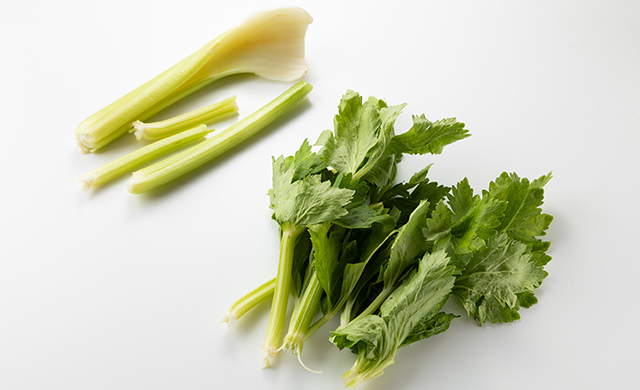 1本のセロリを葉と茎に分けたの写真