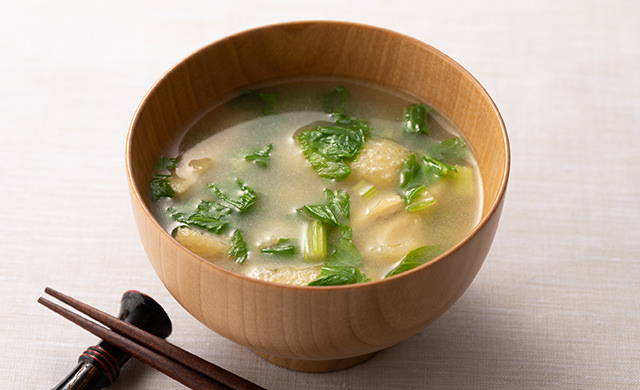 セロリの葉の味噌汁の写真