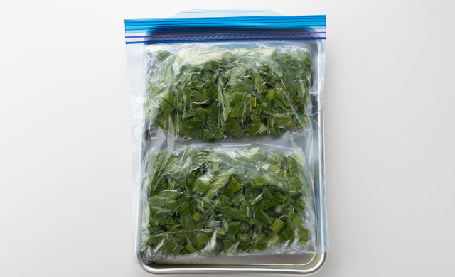 冷凍前のセロリの葉の写真