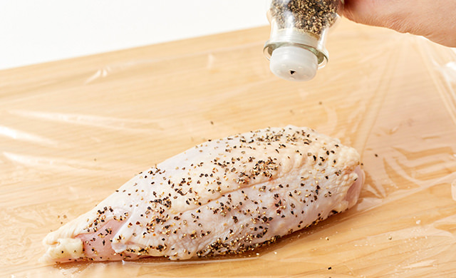 粗挽き黒こしょうをふっているところ