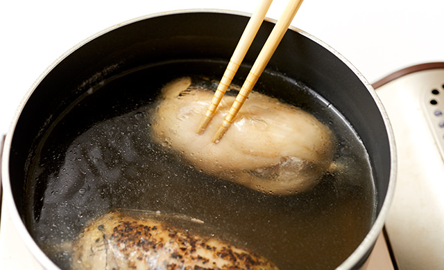 箸で押してかたさを確かめているところ