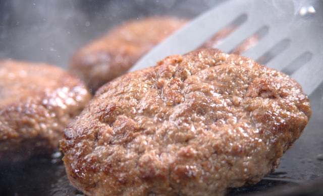 ハンバーグを焼いている写真